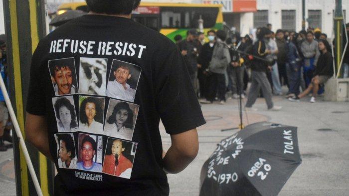 WAJAH MUNIR: Massa aksi penolakan UU TNI mengenakan kaus dengan sablon wajah korban pelanggaran HAM, yakni Munir Said Thalib, Marsinah dan Wiji Thukul dengan tulisan ‘refuse resist’ dan ‘kami berlipat ganda, ide kami bergerilya’ di aksi penolakan UU TNI di pelataran Gedung Agung Yogyakarta, Kamis (27/3/2025)