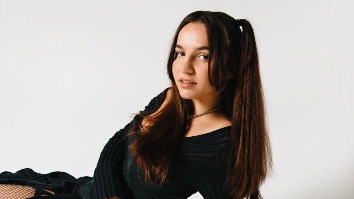 Myla Rosenfeld penyanyi asal Prancis, pelantun lagu Under The Same Moon