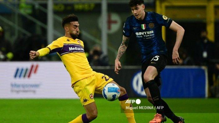 Nicolas Gonzalez vs Alessandro Bastoni di Liga Italia Serie A antara Inter Milan vs Fiorentina, pada 19 Maret 2022 di stadion Giuseppe-Meazza (San Siro) di Milan.