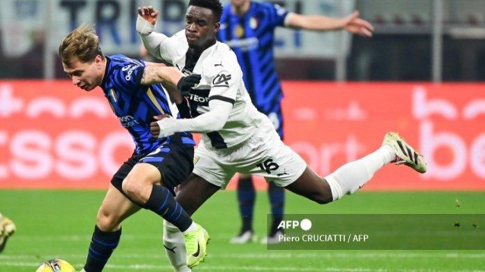 Nicolo Barella vs Mandela Keita di Liga Italia Serie A antara Inter Milan vs Parma di San Siro di Milan, 6 Desember 2024.