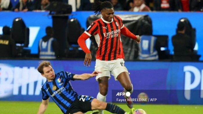 Nicolo Barella vs Rafael Leao di final Piala Super Italia antara Inter Milan vs AC Milan di Taman Al-Awwal di Riyadh 6 Januari 2025.