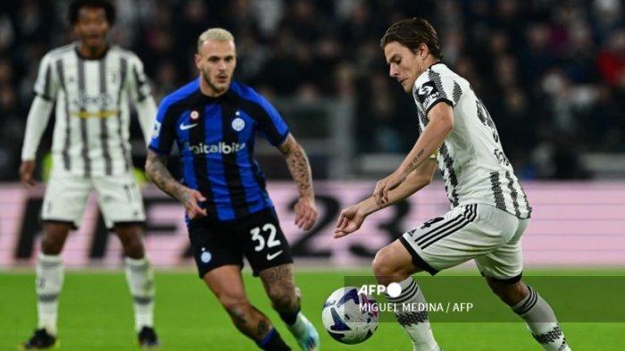 Nicolo Fagioli vs Federico Dimarco di Liga Italia Serie A antara Juventus vs Inter Milan pada 6 November 2022 di stadion Juventus di Turin.