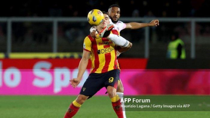 Nikola Krstovic vs Gleison Bremer di Liga Italia Serie A antara Lecce vs Juventus di Stadio Via del Mare pada 21 Januari 2024 di Lecce, Italia.