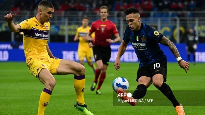 Nikola Milenkovic vs Lautaro Martinez di Serie A Italia Inter Milan vs Fiorentina, pada 19 Maret 2022 di stadion Giuseppe-Meazza (San Siro) di Milan.