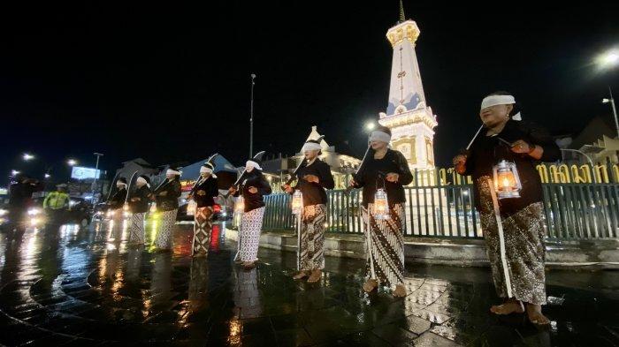 Aksi laku ratri dan umbul donga sembari menenteng lentera yang dilangsungkan di Tugu Pal Putih, Kota Yogyakarta, Jumat (19/4/24) malam.