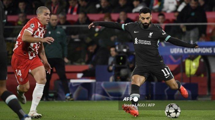 Oriol Romeu vs Mohamed Salah di Liga Champions antara Girona vs Liverpool FC di Stadion Montilivi di Girona 10 Desember 2024.