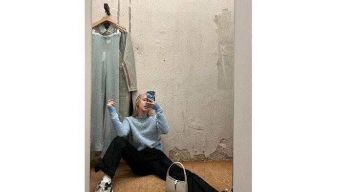 Outfit Rose Blackpink dengan sweater warna biru