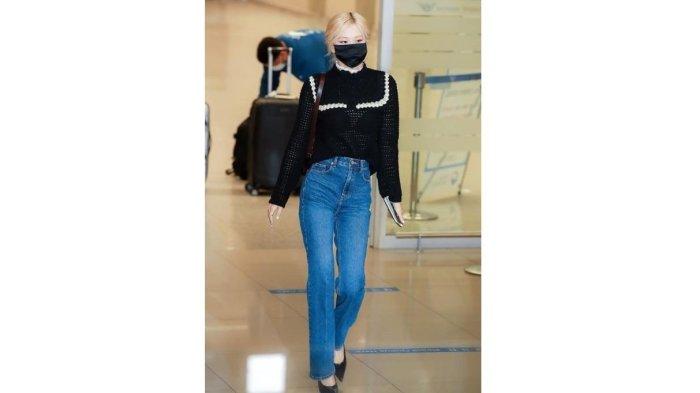 Penampilan simple Rose dengan blouse hitam