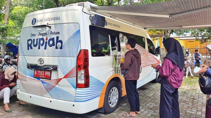 Suasana penukaran uang rupiah 