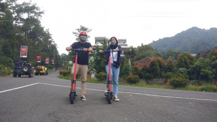 Pengendara skuter listrik di Kaliurang dengan perlengkapan lengkap