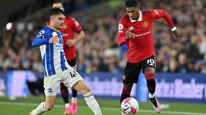 Manchester United vs Brighton - Foto ilustrasi: Marcus Rashford saat berebut bola dengan Facundo Buonanotte dalam pertandingan Brighton vs Man United pada laga tunda pekan ke-28 Liga Inggris 2022-2023 di Stadion Falmer, Jumat (5/5/2023) dini hari WIB. Laga Brighton vs Man United berakhir dengan skor 1-0.
