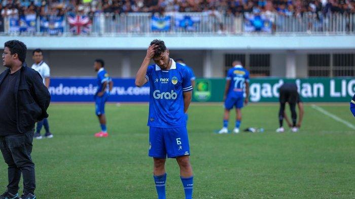 Gelandang asing PSIM Yogyakarta, Esswein, menundukkan kepala usai timnya takluk dari FC Bekasi City dengan skor 2-3 pada laga perdana Liga 2 2023/24 di Stadion Mandala, Krida, Senin (11/9).