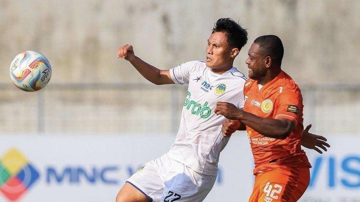 Bek PSIM Yogyakarta, Dias Angga Putra (kiri) saat berebut bila dengan pemain Persiraja, David Laly saat kedua tim bertemu di Stadion Langsa, Kota Langsa, Aceh, Senin (22/1/2024).