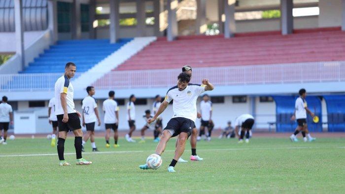 Sejumlah penggawa PSIM Yogyakarta saat berlatih di Stadion Mandala Krida, Kamis (7/9/2023) sore.