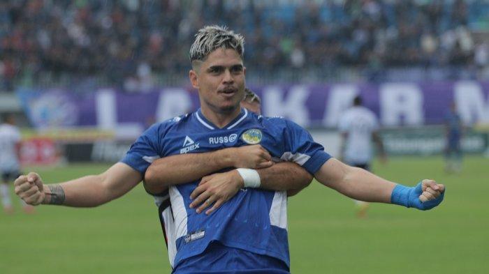 SELEBRASI : Striker PSIM Yogyakarta Rafinha merayakan gol yang dicetaknya ke gawang PSPS Pekanbaru di laga babak 8 besar Liga 2 2024/2025 yang digelar di Stadion Mandala Krida Yogyakarta, Senin (17/2/2025). Skor sementara masih 1-1 setelah tim tamu menyamakan kedudukan lewat titik putih