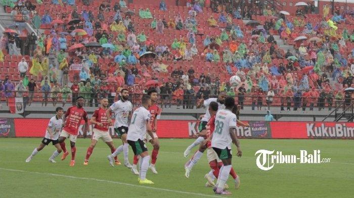 Momen babak pertama laga Bali United vs PSS Sleman dalam pertandingan pembuka Liga 1 2023-2024 Sabtu, 1 Juli 2023 di Stadion Kapten I Wayan Dipta Gianyar, Bali.
