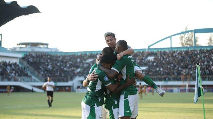 PSS Sleman merayakan gol ketiga ke gawang Bhayangkara FC di Stadion Maguwoharjo, Minggu (13/8/2023).