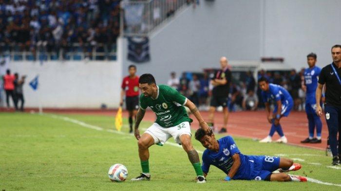 Bek kiri PSS Sleman, Jonathan Bustos, berebut bola dengan pemain PSIS Semarang di Stadion Jatidiri, Minggu (3/12/2023) sore.