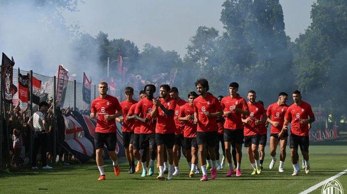 Pemain-pemain AC Milan kala melakoni latihan pramusim perdana jelang kompetisi 2023-2024 di Milanello, Senin (10/7/2023).