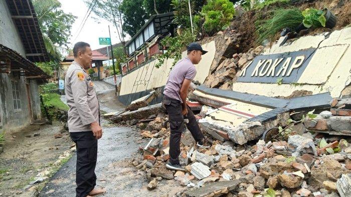 Pagar Tembok Depan Mapolsek Kokap di Kulon Progo Ambrol Akibat Diguyur