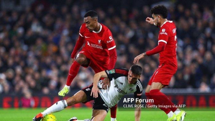 Joao Palhinha vs Ryan Gravenberch dan Luis Diaz di Semi Final Piala Carabao Fulham vs Liverpool di Craven Cottage pada 24 Januari 2024 di London, Inggris.
