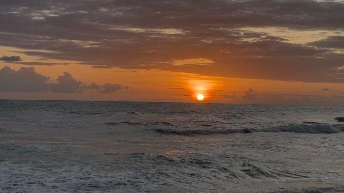 Suasana sunset di pantai Cangkring