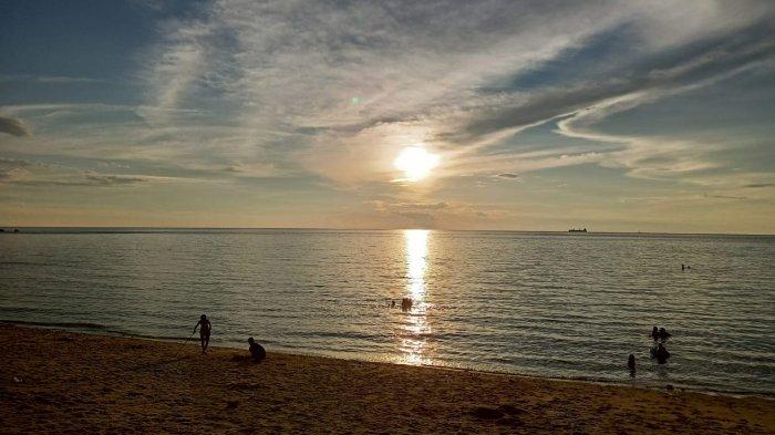 Pantai palawan yang terletak di di Desa Pangke Barat, Kecamatan Meral Barat, Kabupaten Karimun, Provinsi Kepulauan Riau