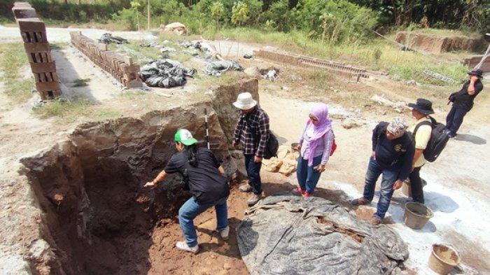 Para peneliti BRIN saat mengecek lokasi temuan guci kuno di Kropakan, Mranggen, Klaten, Jawa Tengah Kamis (3/8/2023).