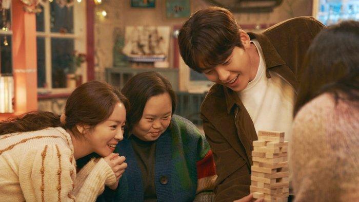 Park Jeong Joon (Kim Woo Bin), Young Ok (Han Ji Min) dan Young Hee di drama Korea Our Blues
