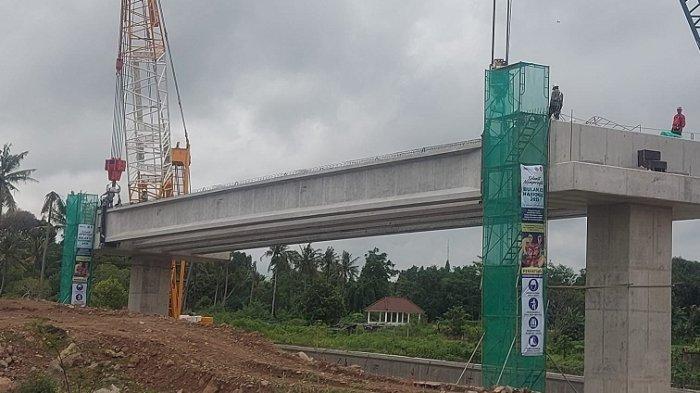 Girder atau gelagar balok beton yang mulai dipasang di junction Sleman dalam proyek pembangunan jalan tol Jogja Solo paket 2.2 di Kabupaten Sleman