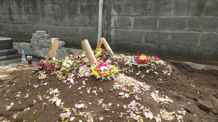 SATU LIANG LAHAT : Kuburan pasutri asal Sleman di komplek pemakaman umum dusun Pangukan, Tridadi. Kedua korban yakni  ER (32) dan IM (28) sebelumnya ditemukan meninggal di dalam mobil di wilayah Magelang