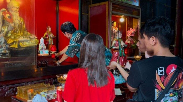 Patung Dewa-Dewi di Klenteng Fuk Ling Miau Kota Yogya Dibersihkan Jelang Perayaan Imlek