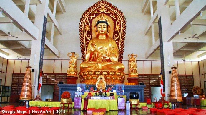 Patung Dewi Kwan Im berlapis emas 22 karat di Wihara Avalokitesvara Graha