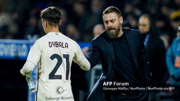 Paulo Dybala dan Daniele De Rossi di Liga Italia Serie A antara Salernitana vs Roma di Stadio Arechi pada 29 Januari 2024 di Salerno, Italia.