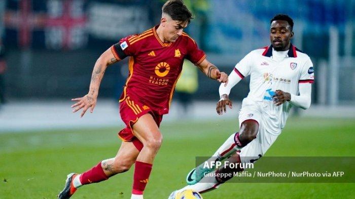 Paulo Dybala vs Antoine Makoumbou di Liga Italia Serie A Roma vs Cagliari Calcio di Stadion Olimpico pada 5 Februari 2024 di Roma, Italia.