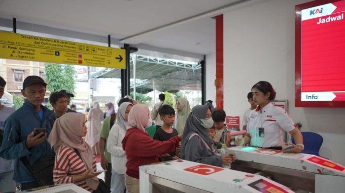 ANTRE KRL: Sejumlah penumpang KRL Yogyakarta-Solo saat mengantre di pintu masuk KRL Stasiun Yogyakarta beberapa waktu lalu.