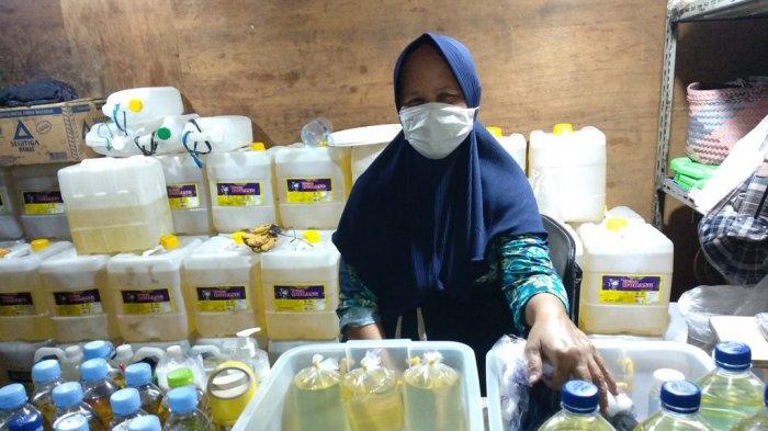 Pedagang minyak goreng di Pasar Beringharjo, Kamis (17/02/2022)