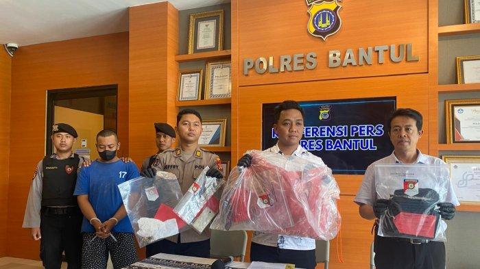 Jajaran Polres Bantul menunjukkan barang bukti dan menghadirkan pelaku pembunuhan di Parangkusumo saat Jumpa Pers di lobby Polres Bantul, Kamis (13/6/2024).