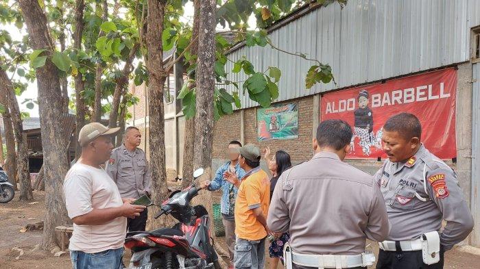 Pelaku penipuan pembeli bensin dengan uang mainan sedang diamankan oleh sejumlah warga dan Jajaran Polsek Pleret di Kapanewon Pleret, Kabupaten Bantul, Selasa (14/11/2023).
