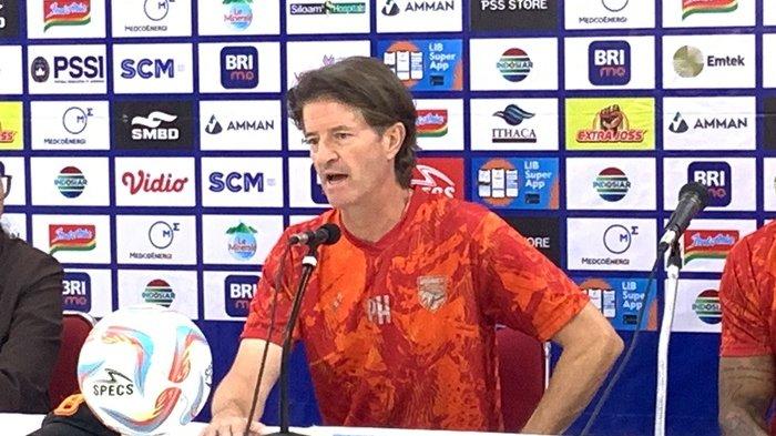 Pelatih Borneo FC, Pieter Huistra, saat konferensi pers sebelum laga kontra PSS Sleman, Rabu (13/3/2024).