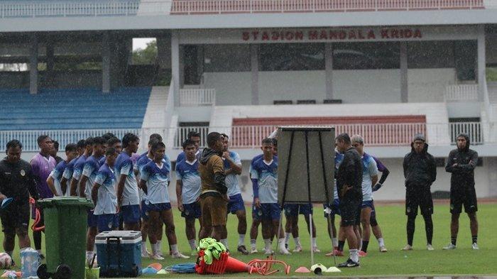 Pelatih Caretaker PSIM Yogyakarta, Erwan Hendarwanto, saat memberikan arahan pada pemain PSIM saat memimpin sesi latihan tim, Selasa (7/1/2025) sore.