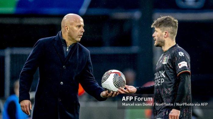 Pelatih Feyenoord Arne Slot dan Lasse Schone saat Feyenoord vs NEC di Final Piala Toto KNVB musim 2023-2024 di Stadion De Kuip di Rotterdam, Belanda, pada 21 April 2024.