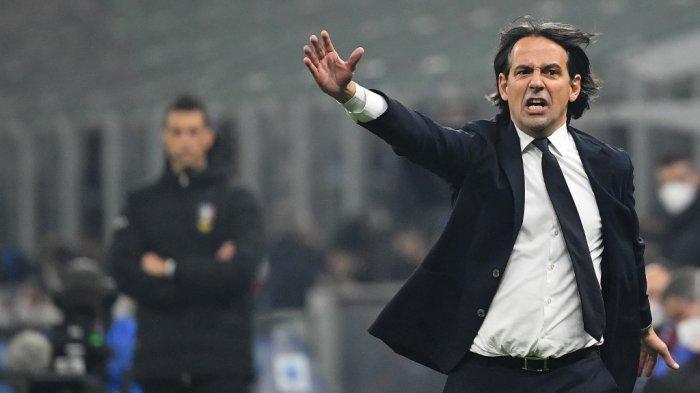 Pelatih kepala Inter Milan Italia Simone Inzaghi bereaksi selama pertandingan sepak bola Serie A Italia antara Inter Milan dan AC Milan di stadion Giuseppe-Meazza (San Siro) di Milan pada 5 Februari 2022.