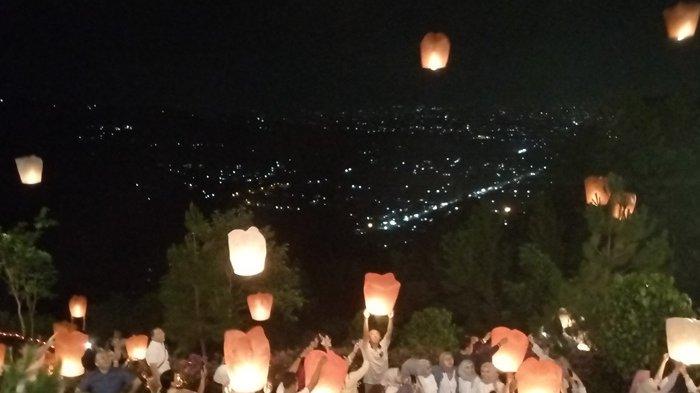 Pelepasan 800 lampion di langit Gunungkidul pada momen pergantian tahun, Minggu (31/12/2023)