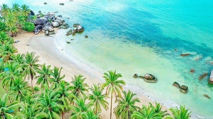 Pemandangan pasir putih dan laut biru di Pantai Batu Kasah Natuna Kepri