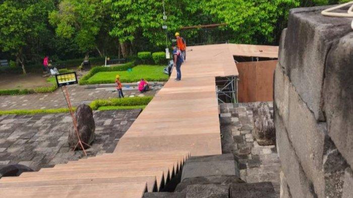 Foto yang memperlihatkan adanya sejumlah pelat besi dan papan kayu yang telah dipasang di area Candi Borobudur