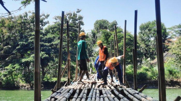 jembatan darurat yang sedang dibangun di ponorogo