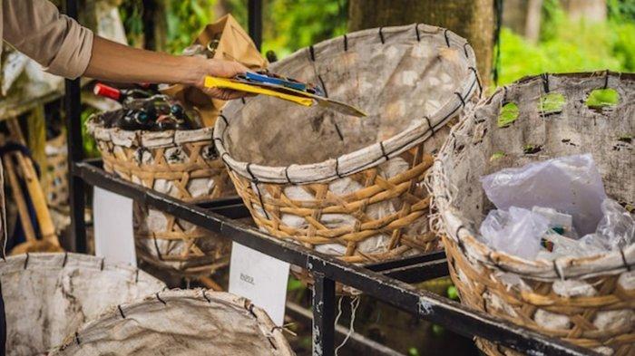 Pemberdayaan masyarakat dalam memilah sampah sesuai bank sampah