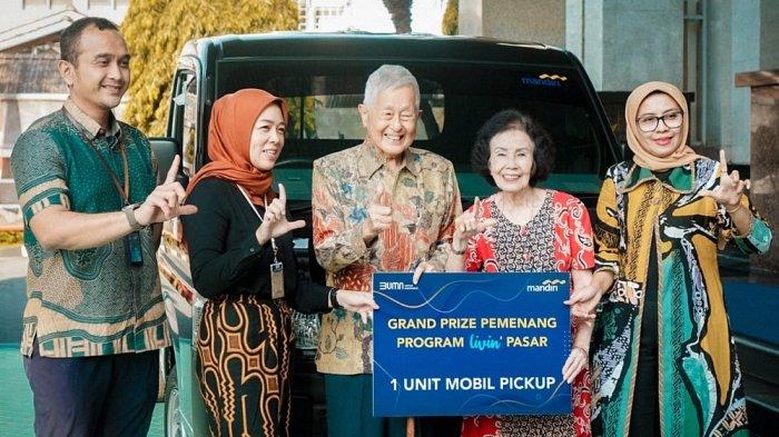 Pemilik Progo Grup, Djawadi, dan istrinya, dalam acara penyerahan hadiah Grand Prize Livin’ Pasar dari Bank Mandiri di Kantor Bank Mandiri Area Yogyakarta, Rabu (30/8/2023). 