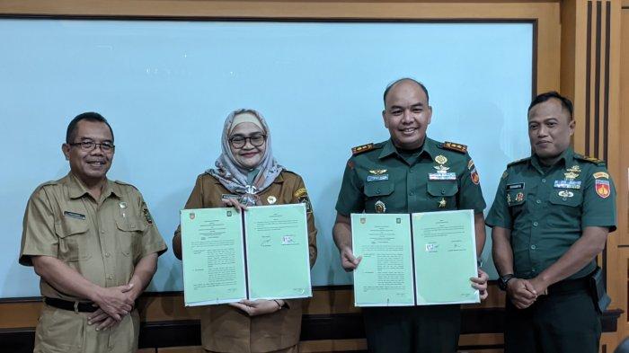 Pj Bupati Kulon Progo Ni Made Dwipanti Indrayanti (kedua dari kiri) dan Dandim 0731/Kulon Progo, Letkol Arh Viki Herwandi (kedua dari kanan) menunjukkan dokumen kerjasama optimalisasi pengolahan sampah, Senin (08/01/2024).